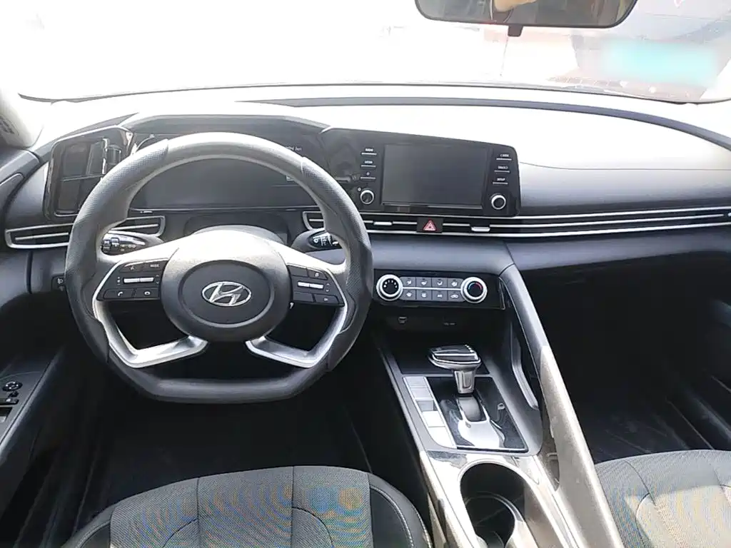 Hyundai Elantra 2023 — фото 10