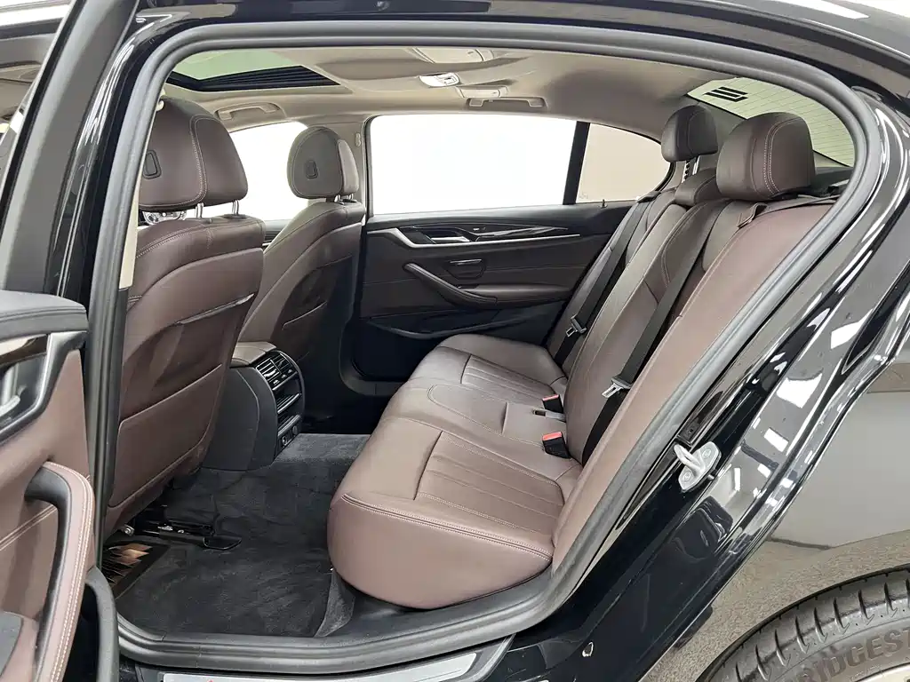 BMW 5 Series 2019 — фото 16