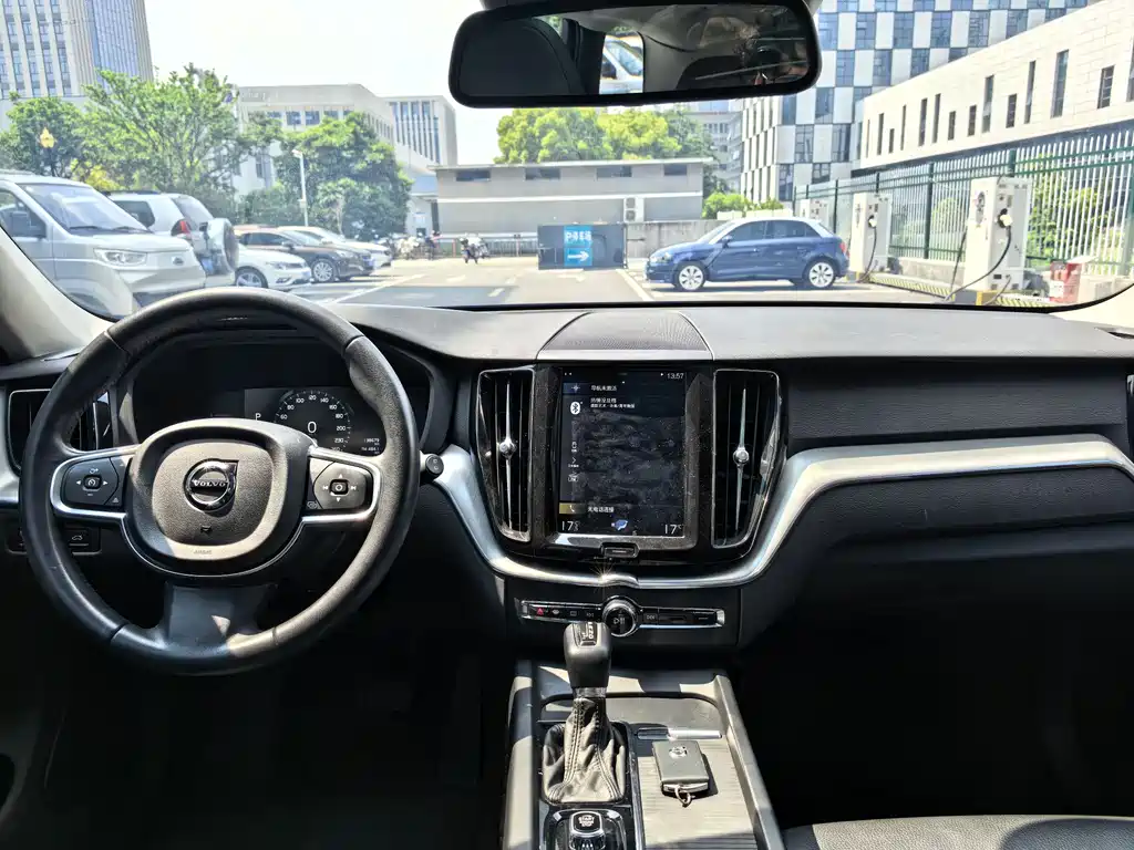 Volvo XC60 2018 — фото 14