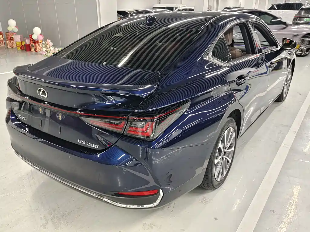 Lexus ES 2025