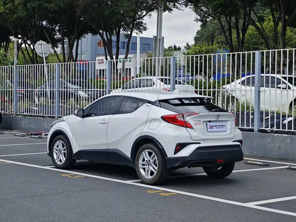 Toyota C-HR 2021 — фото 4