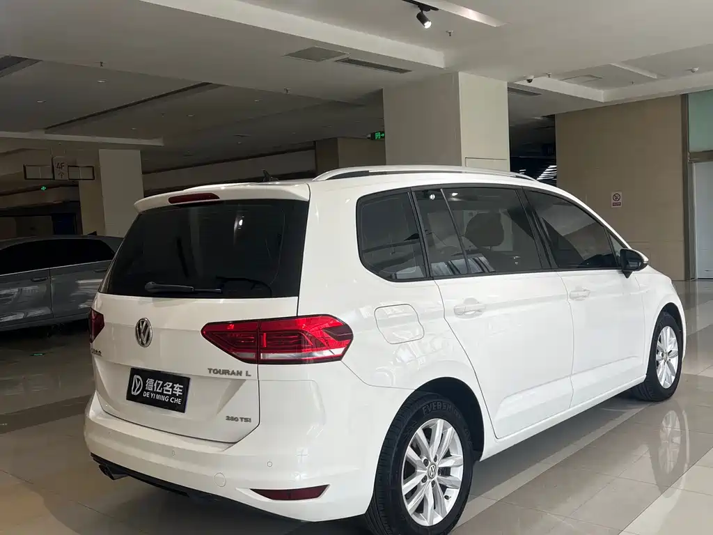 Volkswagen Touran 2017 — фото 9