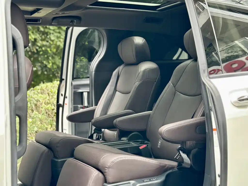Toyota Granvia 2023 — фото 25