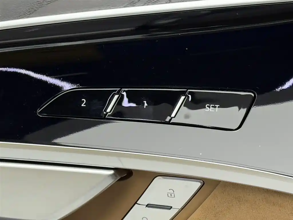 Audi A8 2021 — фото 15