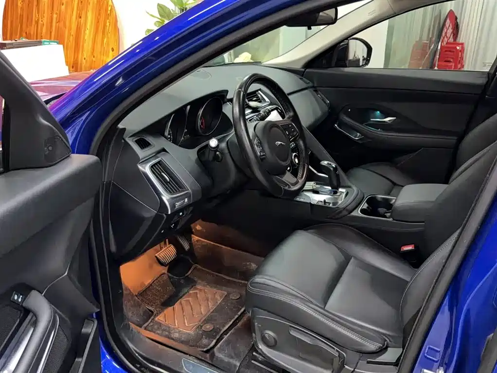 Jaguar E-PACE 2021 — фото 12