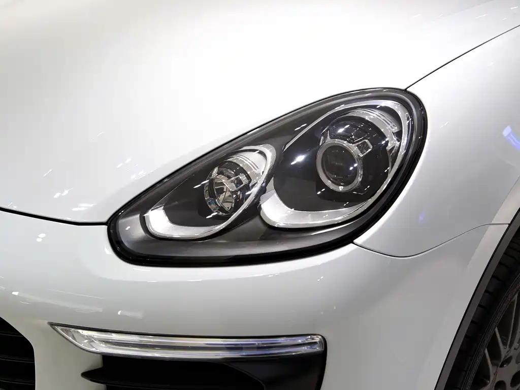 Porsche Cayenne 2015 — фото 11