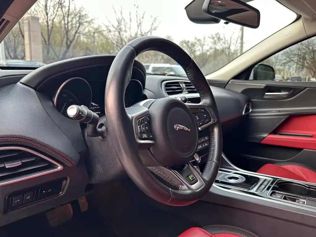 Jaguar XE 2015 — фото 10
