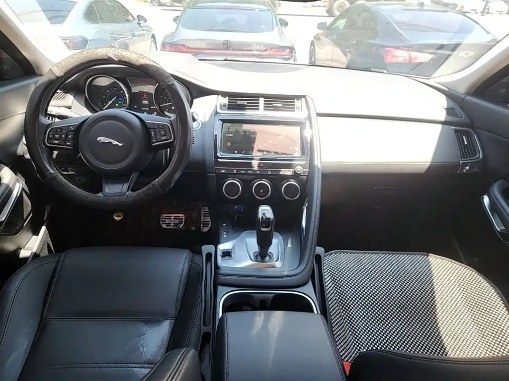 Jaguar E-PACE 2020 — фото 10