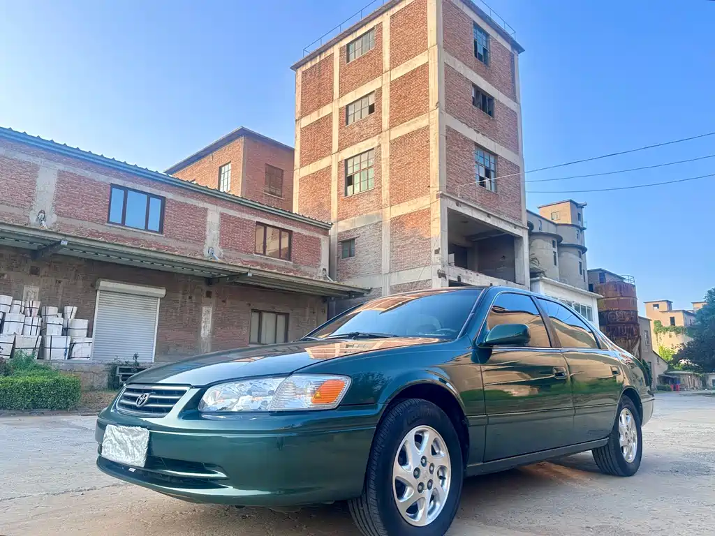 Toyota Camry 2001 — фото 1