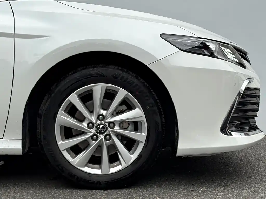 Toyota Camry 2023 — фото 24