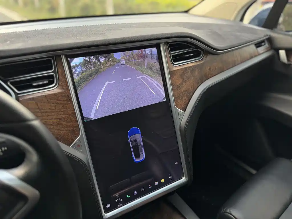Tesla Model X 2018 — фото 12