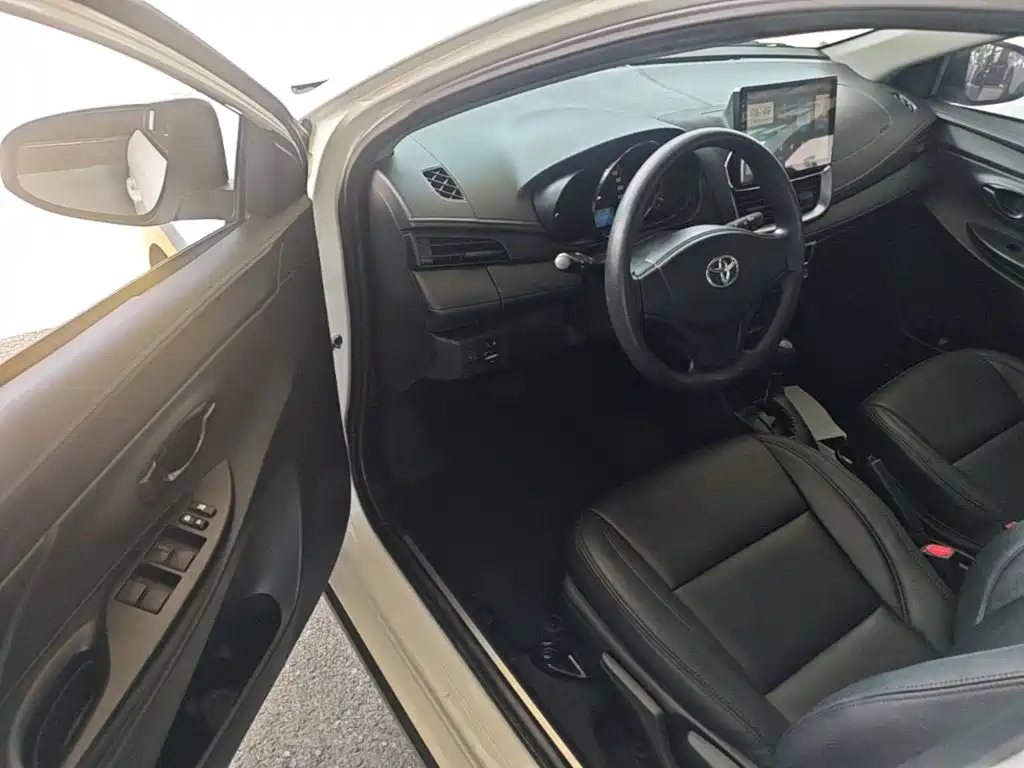 Toyota Yaris L 2021 — фото 16