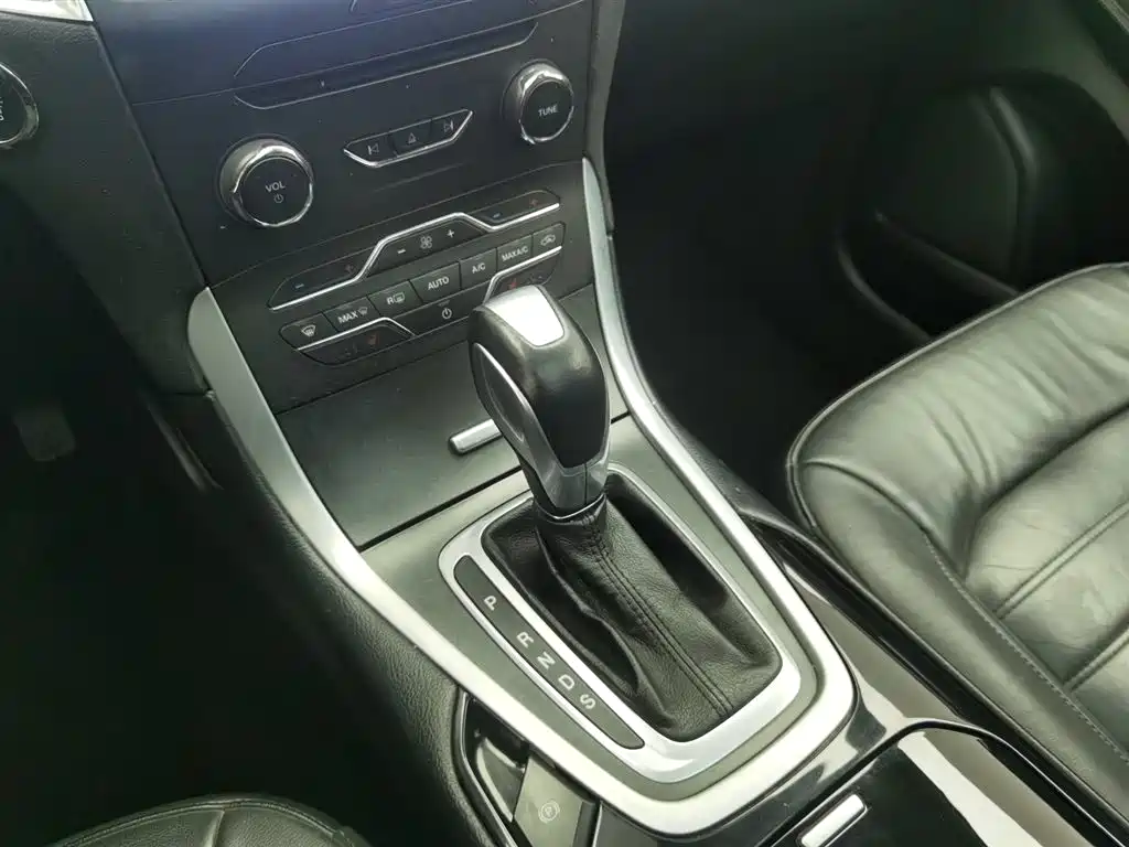 Ford Edge 2017 — фото 13