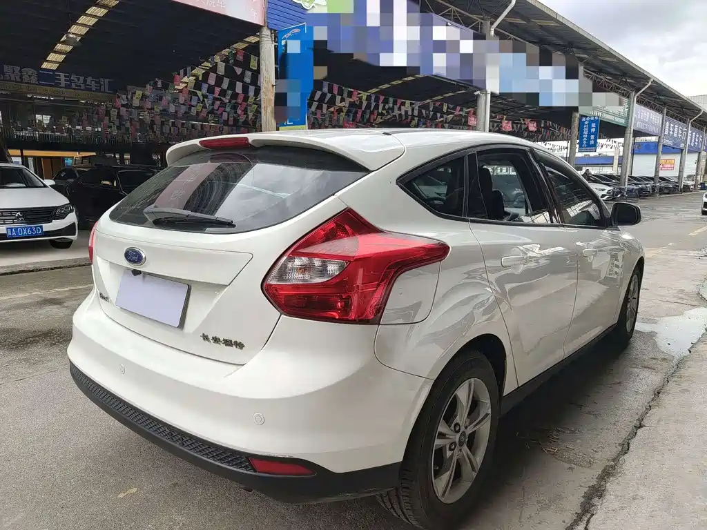Ford Focus 2015 — фото 12
