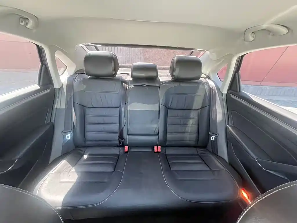 Volkswagen Passat 2017 — фото 17