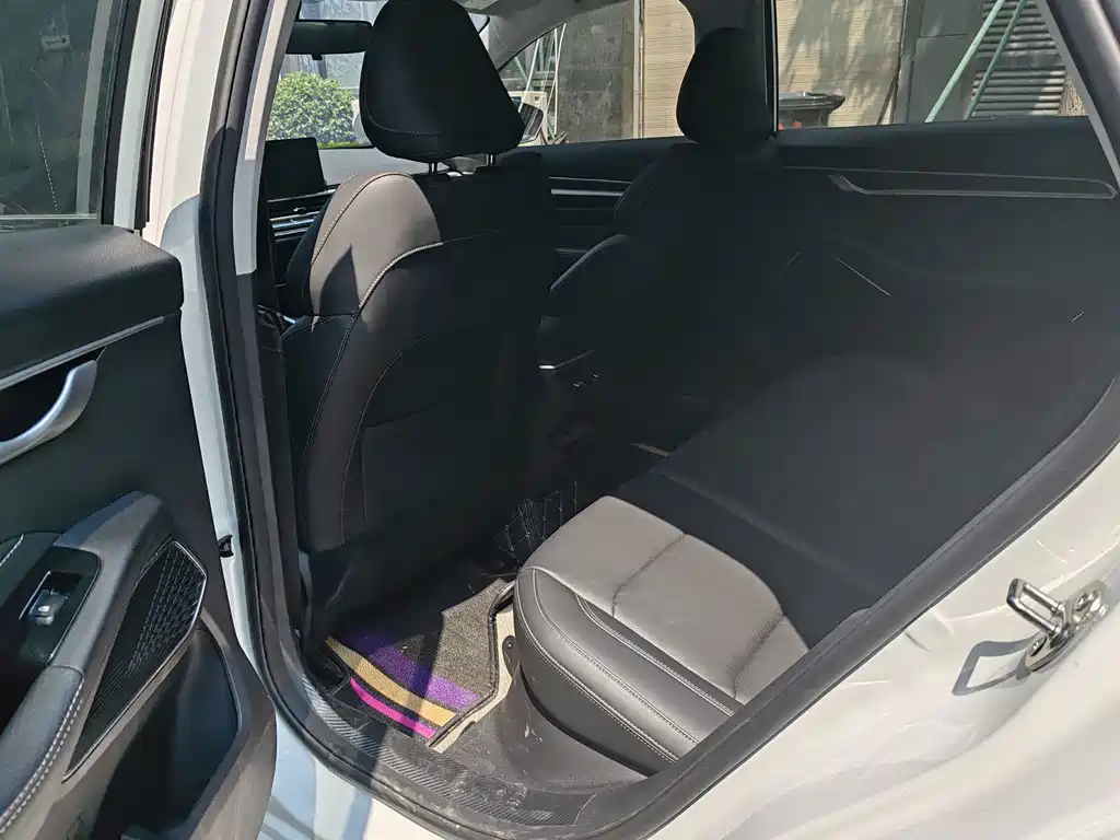 Geely Emgrand 2022