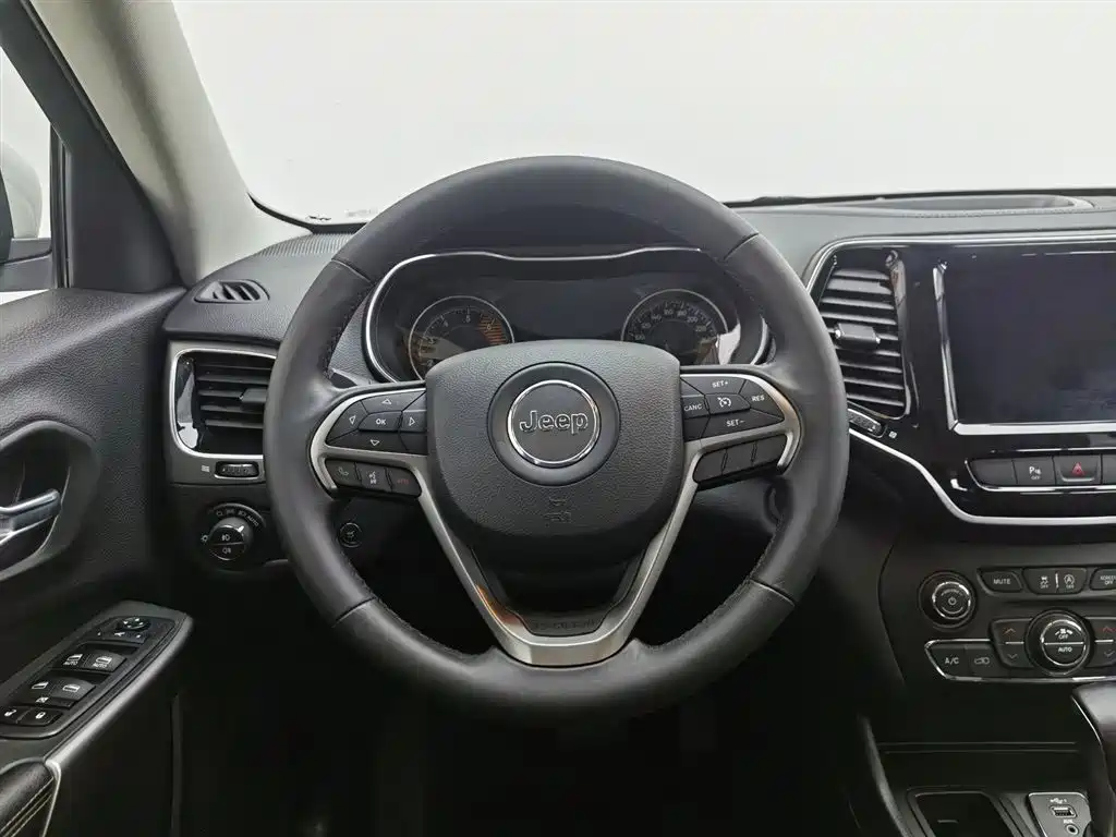 Jeep Cherokee 2019 — фото 11