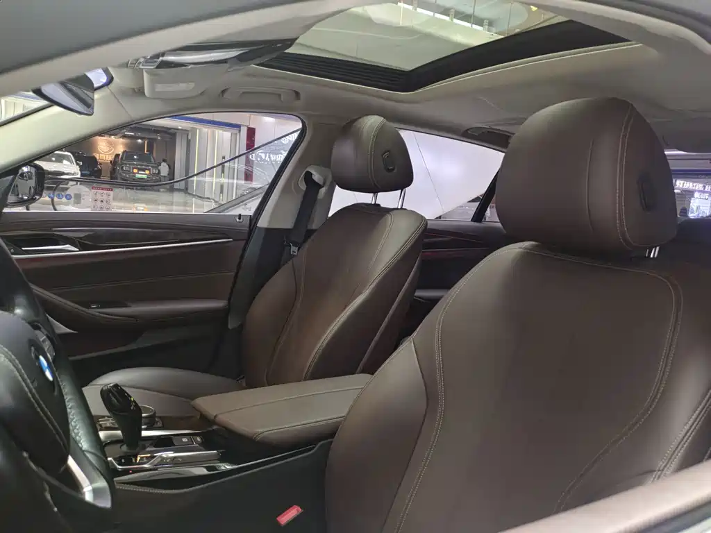 BMW 5 Series 2019 — фото 13