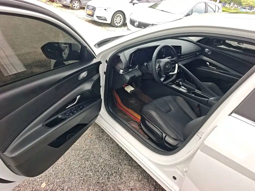 Hyundai Elantra 2023 — фото 16
