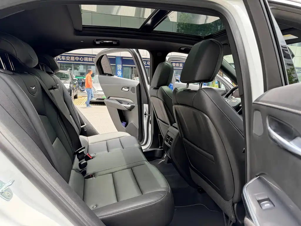 Cadillac XT4 2025 — фото 12