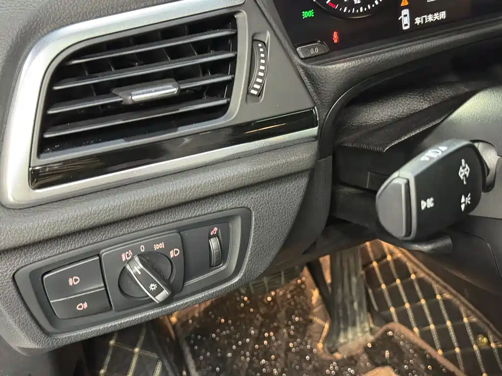BMW 1 Series 2018 — фото 13