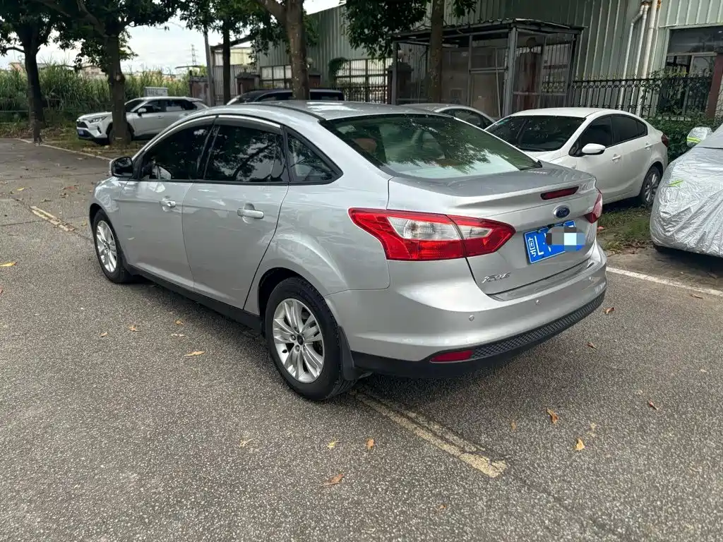 Ford Focus 2014 — фото 10