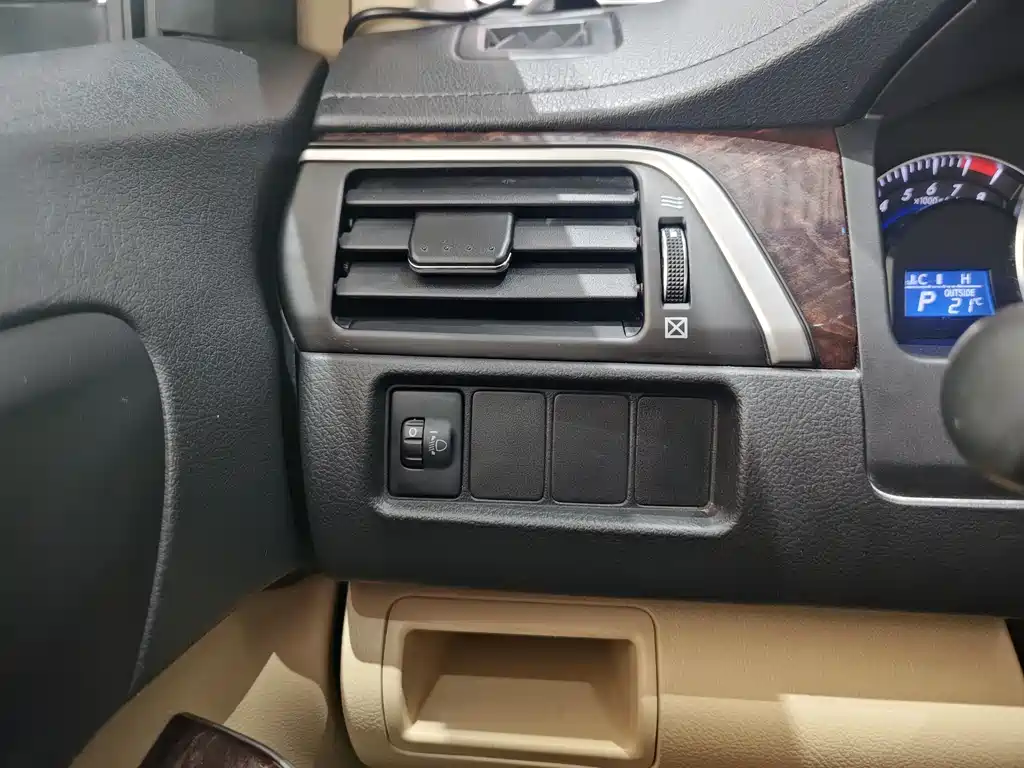 Toyota Camry 2015 — фото 22