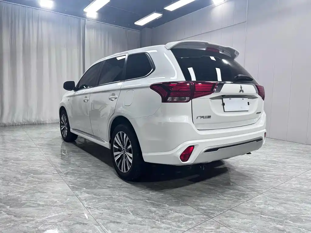 Mitsubishi Outlander 2023 — фото 4