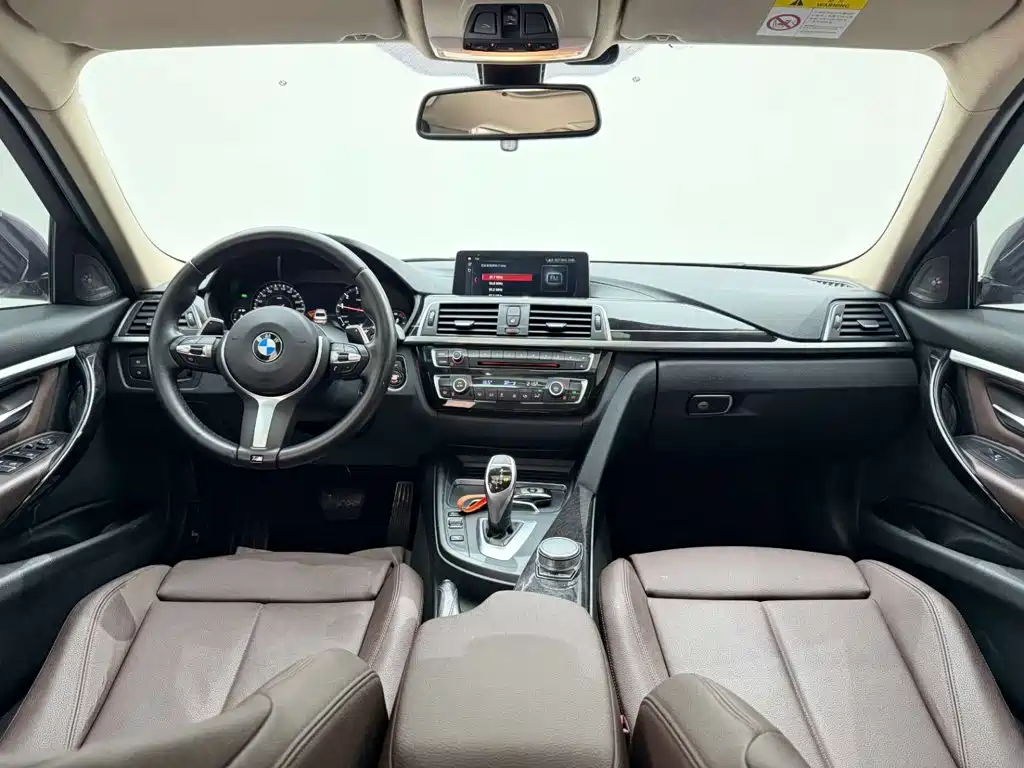 BMW 3 Series 2018 — фото 25