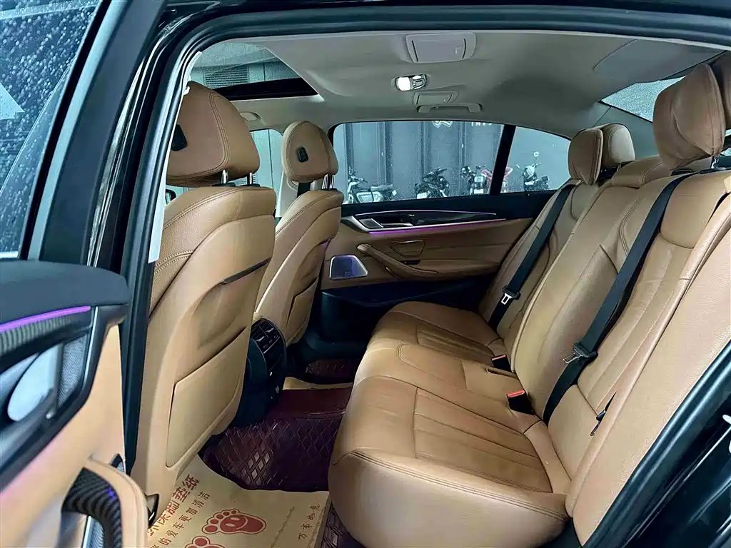 BMW 5 Series 2018 — фото 18