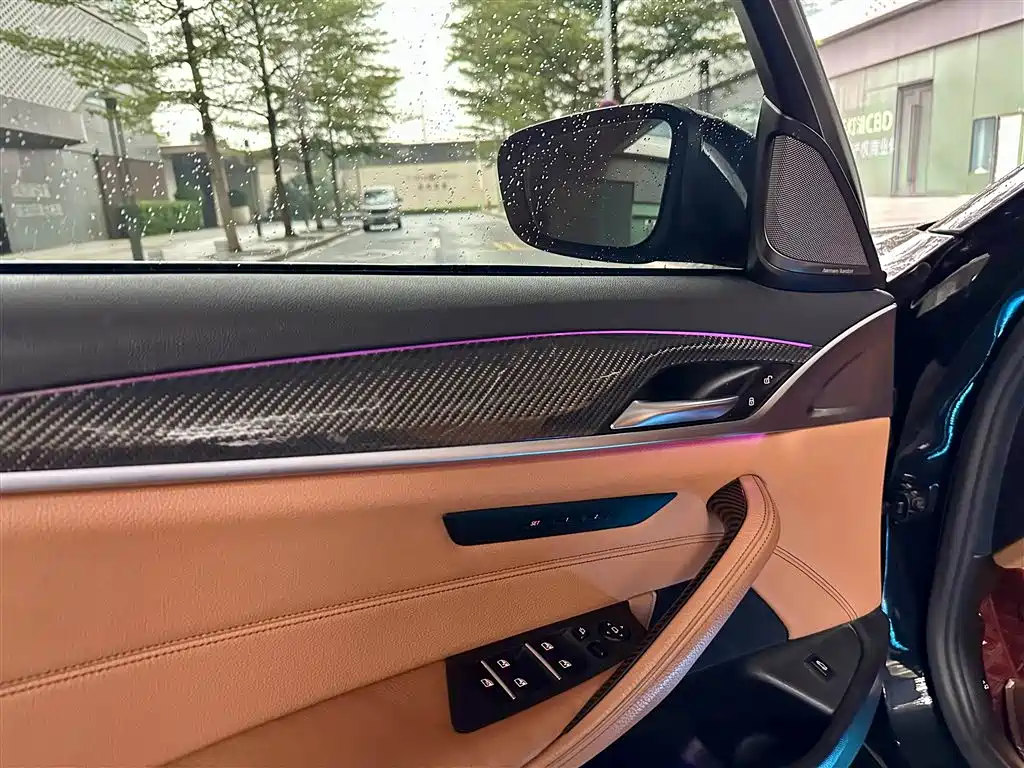 BMW 5 Series 2018 — фото 15