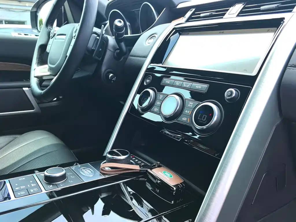 Land Rover Discovery 2017 — фото 24