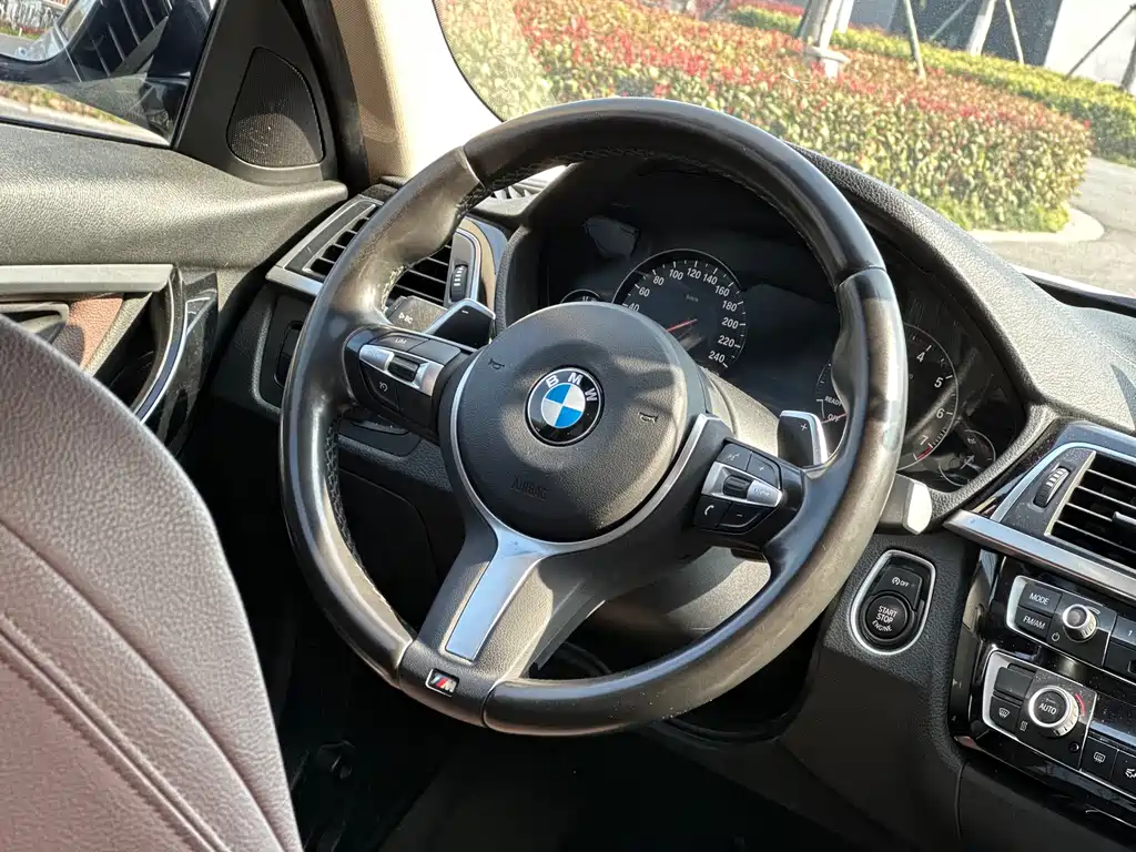 BMW 3 Series 2018 — фото 15