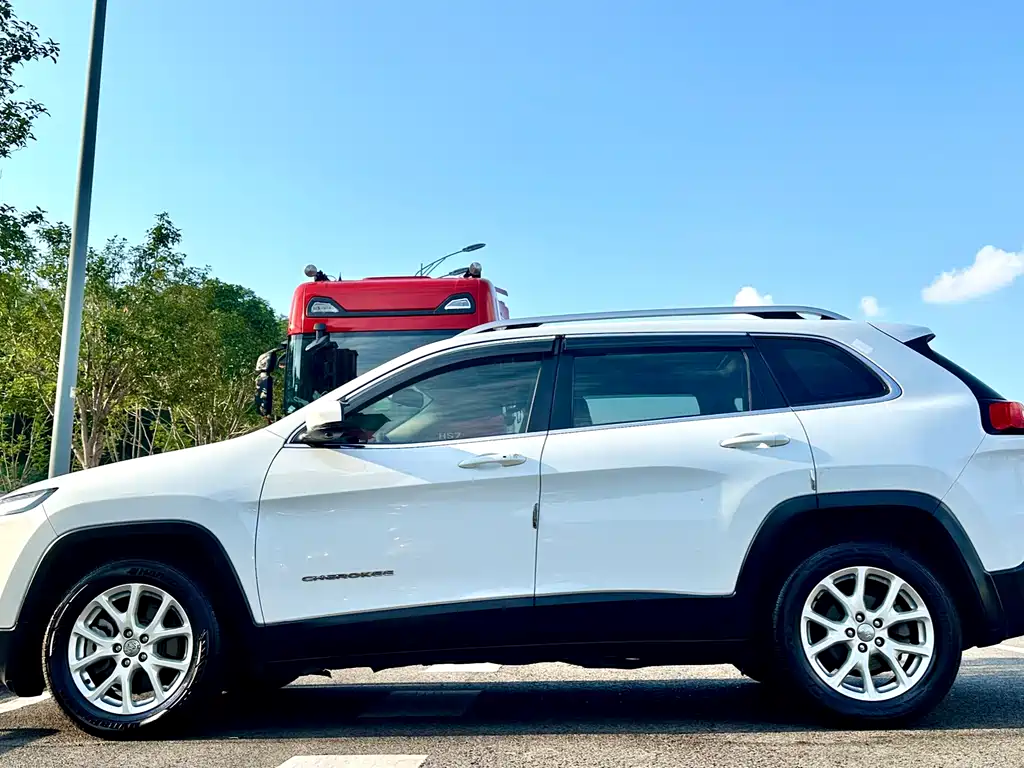 Jeep Cherokee 2018 — фото 12