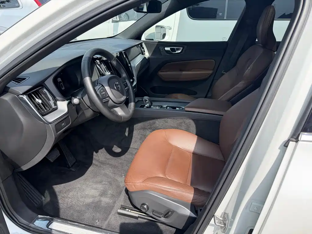 Volvo XC60 2023 — фото 2