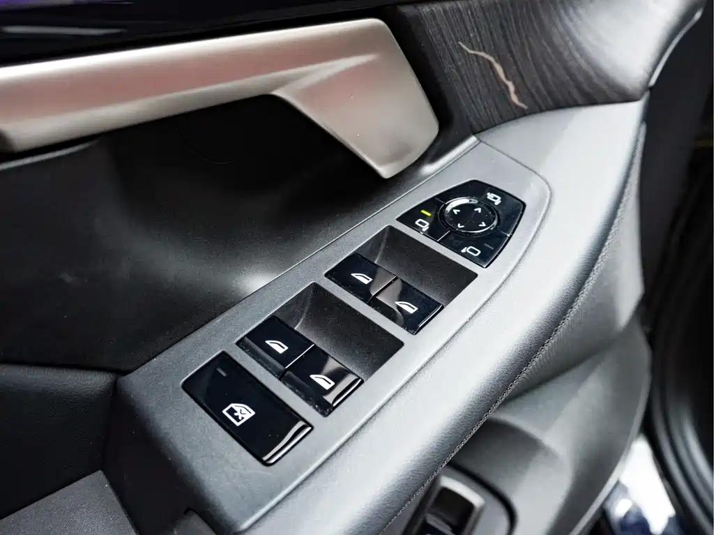 BMW 5 Series 2025 — фото 10