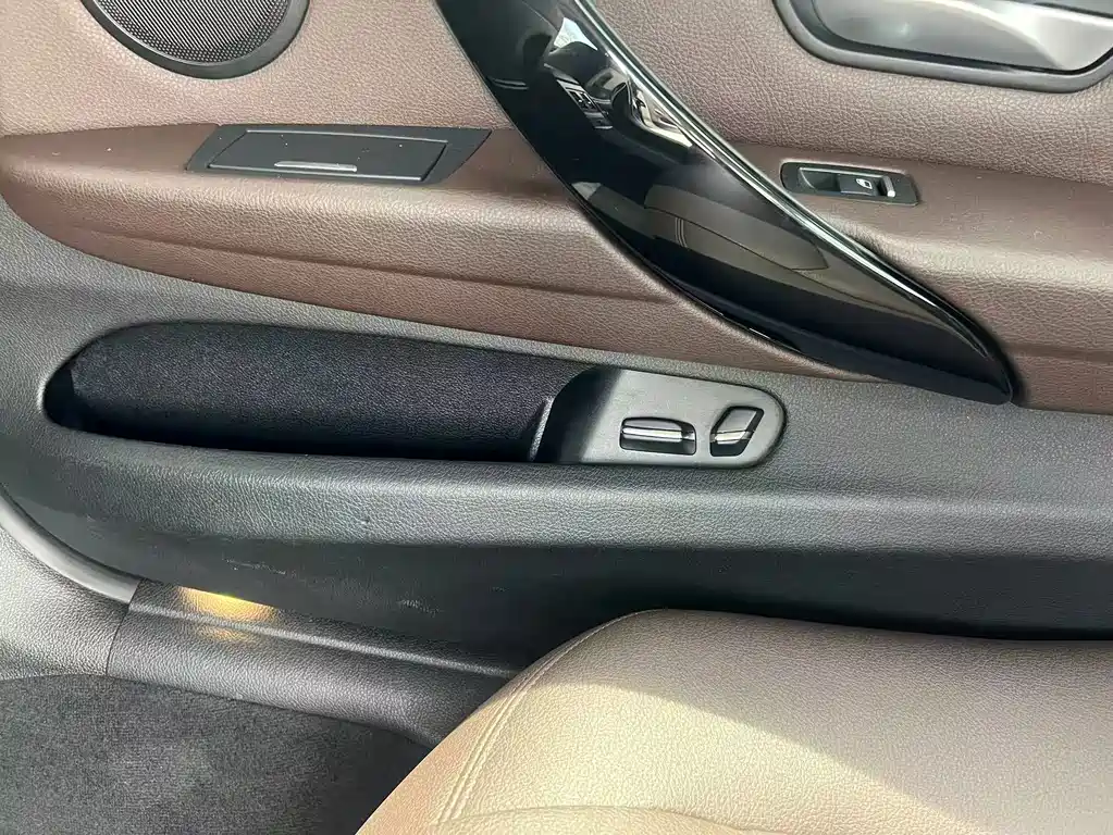 BMW 3 Series 2018 — фото 16