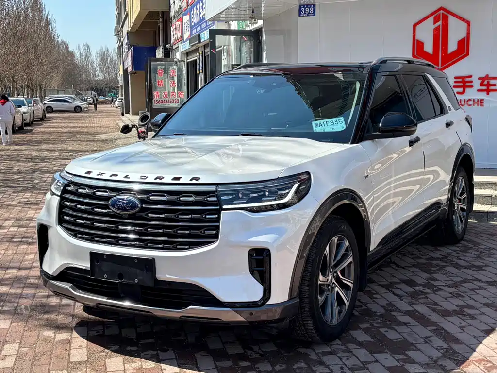 Ford Explorer 2023 — фото 1