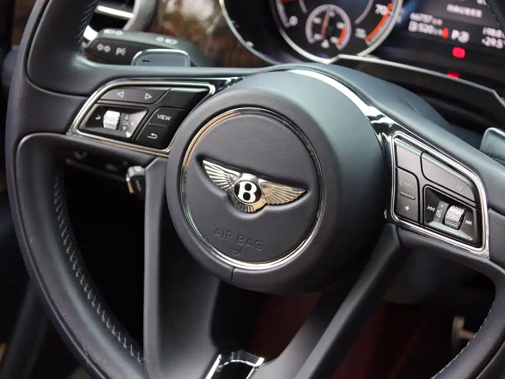 Bentley Bentayga 2018 — фото 8