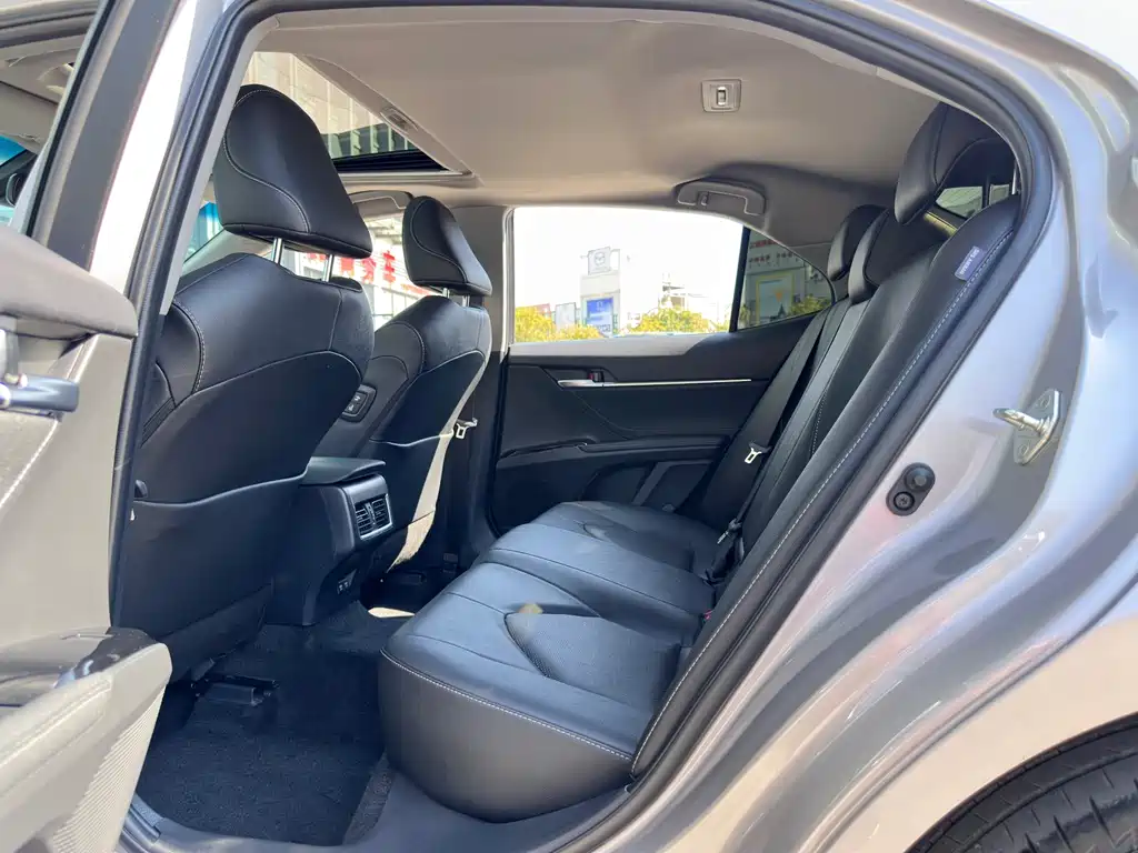 Toyota Camry 2022 — фото 11