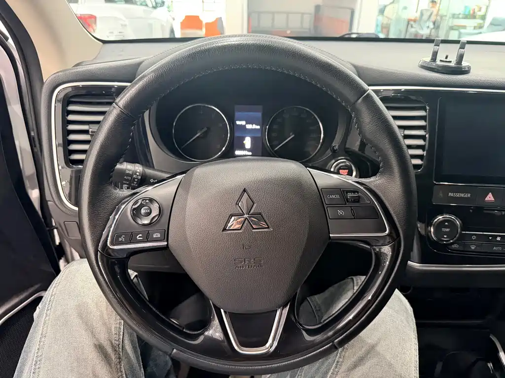 Mitsubishi Outlander 2023 — фото 10