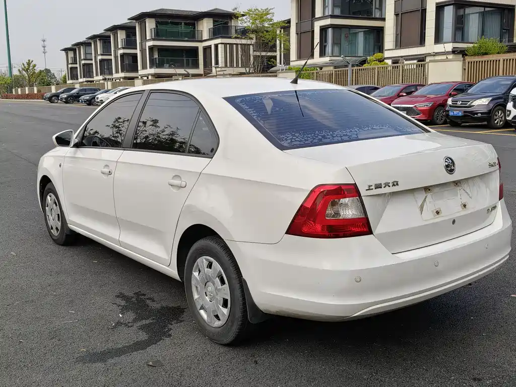 Skoda Rapid 2015 — фото 11