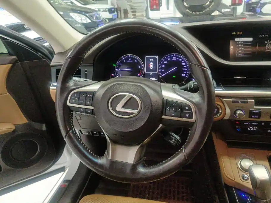Lexus ES 2017 — фото 15