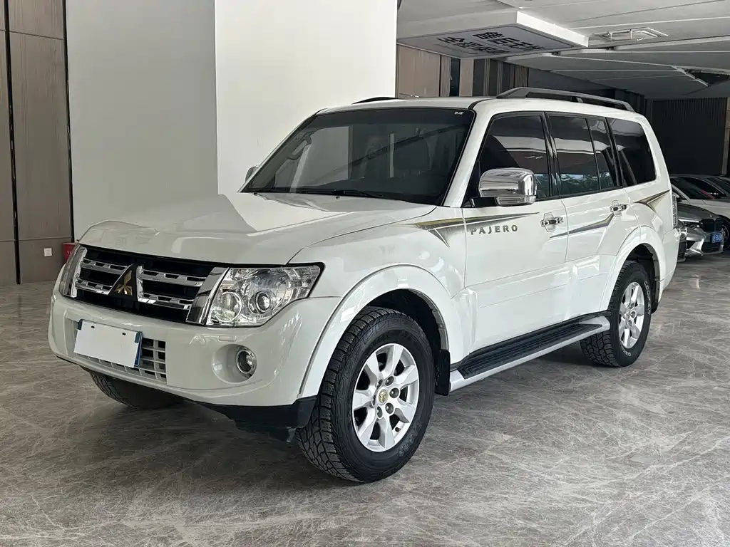 Mitsubishi Pajero 2014