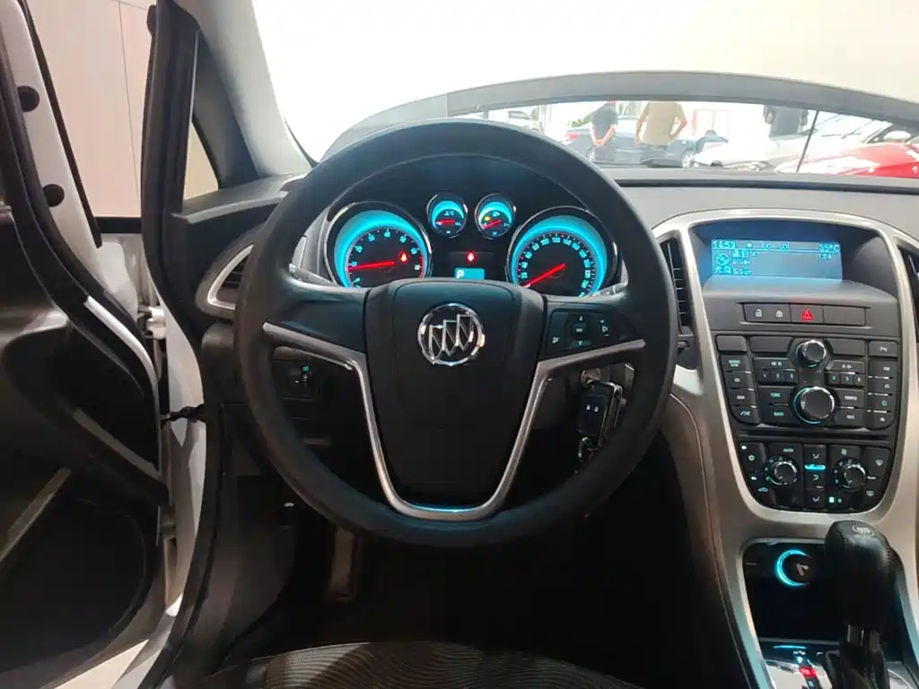 Buick Excelle 2015 — фото 11
