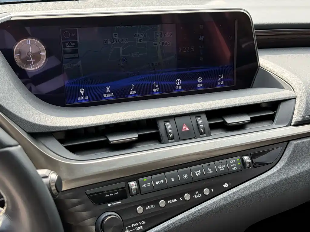Lexus ES 2019 — фото 12