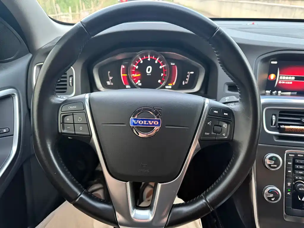 Volvo S60 2015 — фото 17