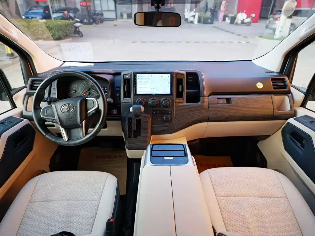 Toyota Hiace 2025 — фото 5