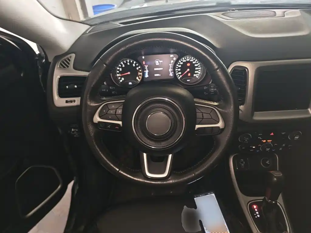Jeep Compass 2017 — фото 11