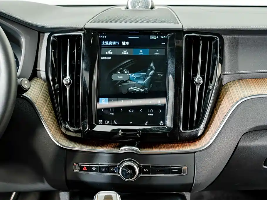 Volvo XC60 2023 — фото 13